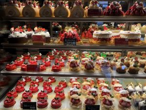 บรรยากาศร้านเค้ก PATISSERIE STERN ช่วงคริสต์มาส