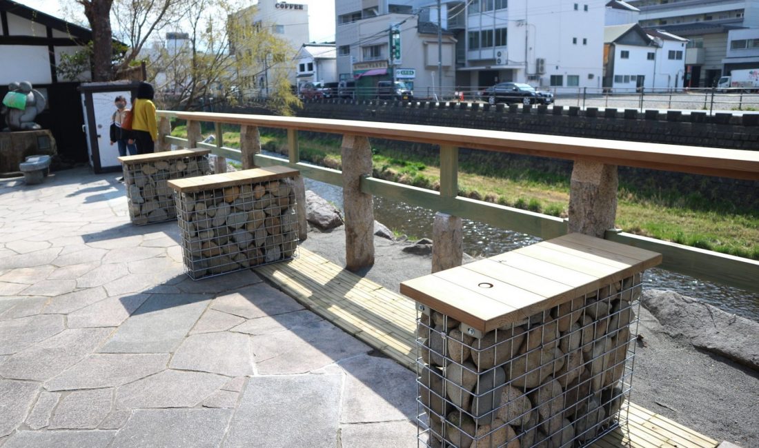 女鳥羽川 千歳橋周辺が気持ちのいい空間に変わりました。