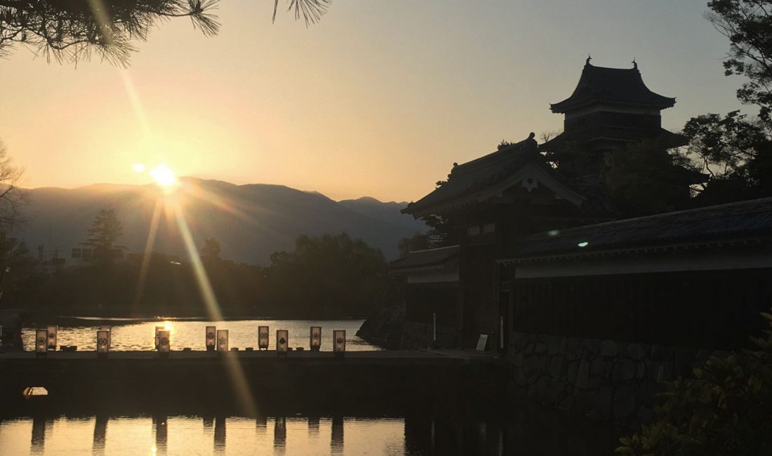 松本城公園から眺める日の入り