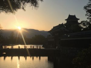 松本城公園から眺める日の入り