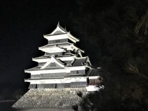 Wunderschön auch in der Nacht – die Matsumoto Burg