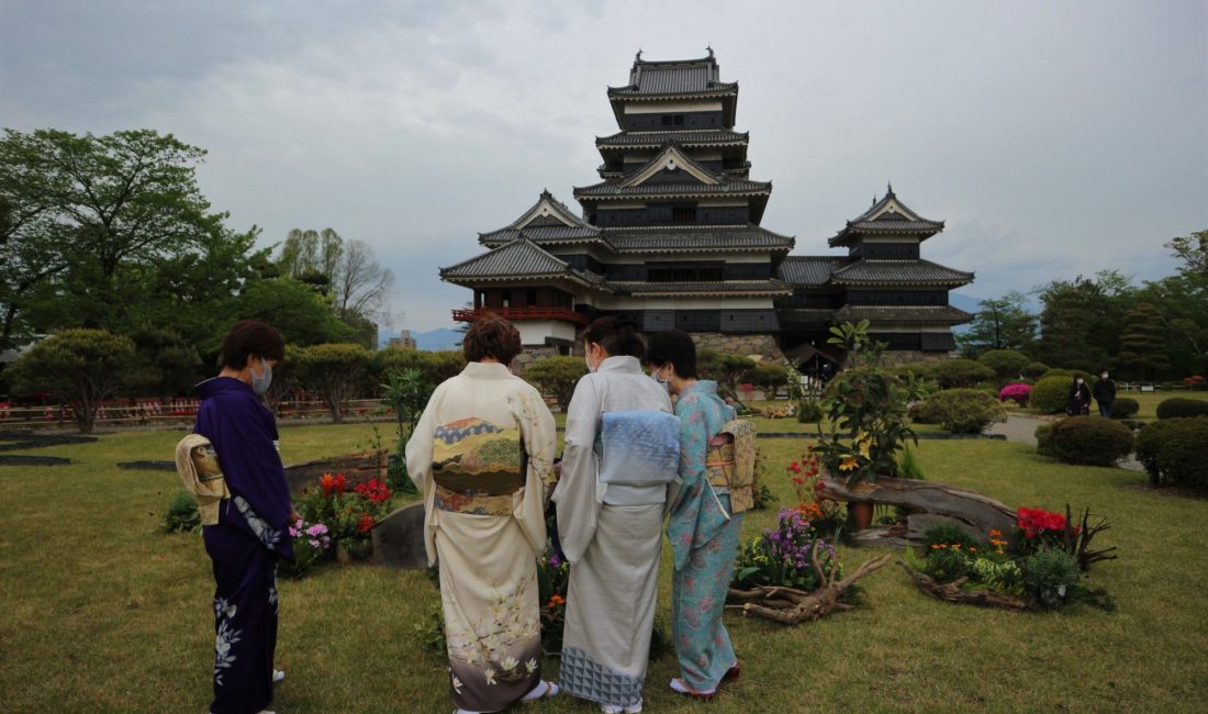 5月1日は松本市市制記念日教育文化施設を無料開放　松本城のツツジが見頃です。