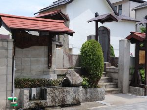 まつもと湧水巡り「伊織霊水」農民一揆「加助騒動」救済に尽くした松本藩士鈴木伊織の墓所前の井戸