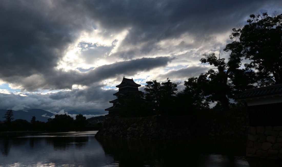 梅雨の晴れ間松本城公園 ダイナミックな雲と合歓の木の花