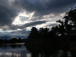 梅雨の晴れ間松本城公園　ダイナミックな雲と合歓の木の花