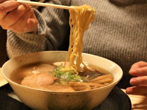 旨いラーメンとお酒はオール300円「ひがしまち横丁・やまの蔵」