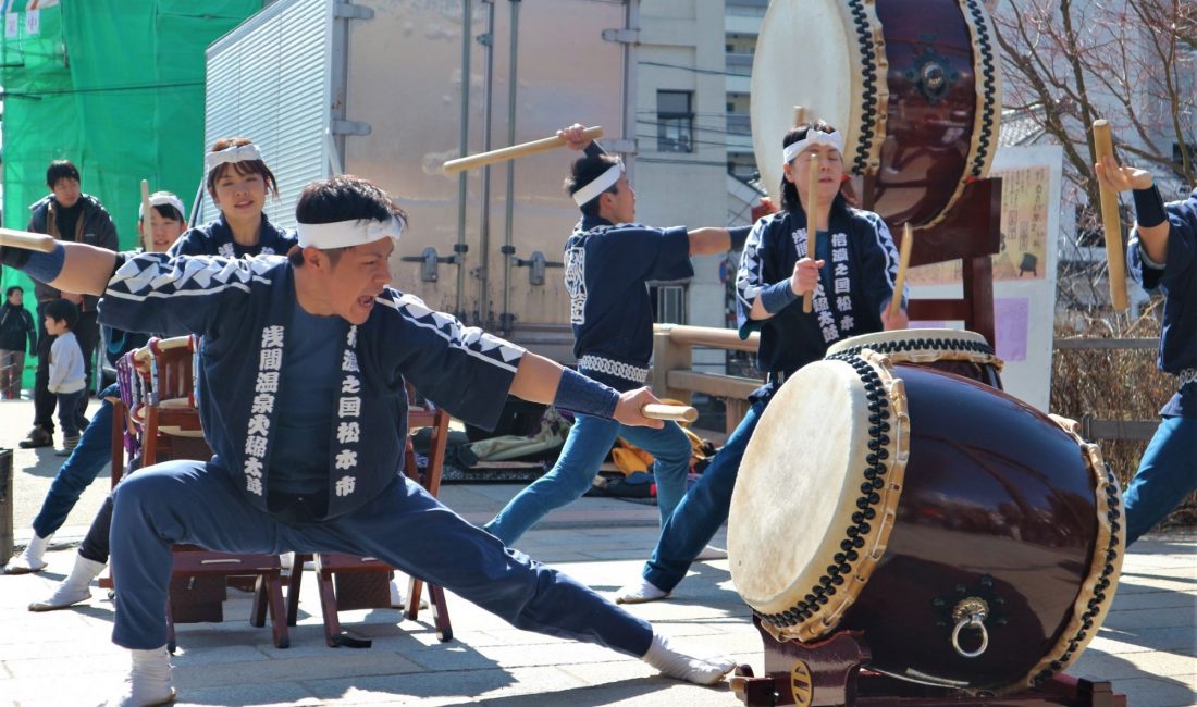 冬の日差しの中ナワテ通り「春告げ祭2020」