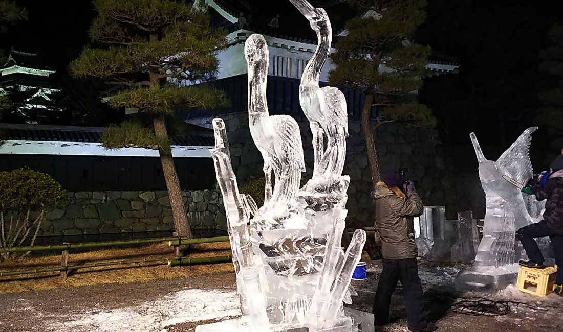 漆黒の闇に輝くできたばかりの氷彫作品
