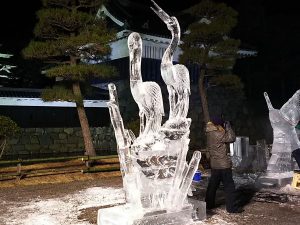 漆黒の闇に輝くできたばかりの氷彫作品