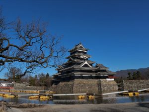 冬の松本城周辺　堀の浚渫（しゅんせつ）実施中