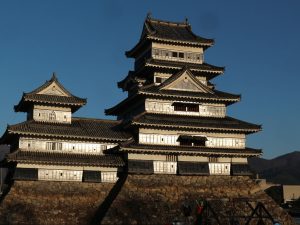 2月最高気温19度超え　松本城散歩