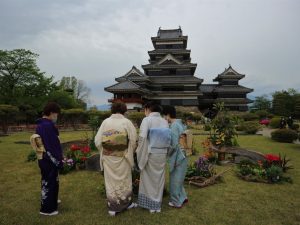 5月1日は松本市市制記念日教育文化施設を無料開放　松本城のツツジが見頃です。